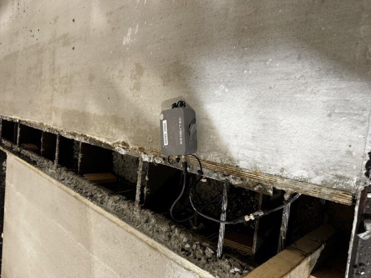 SensyCure wireless data logger installed on an active prestressed concrete bed during the match-cure accuracy trial