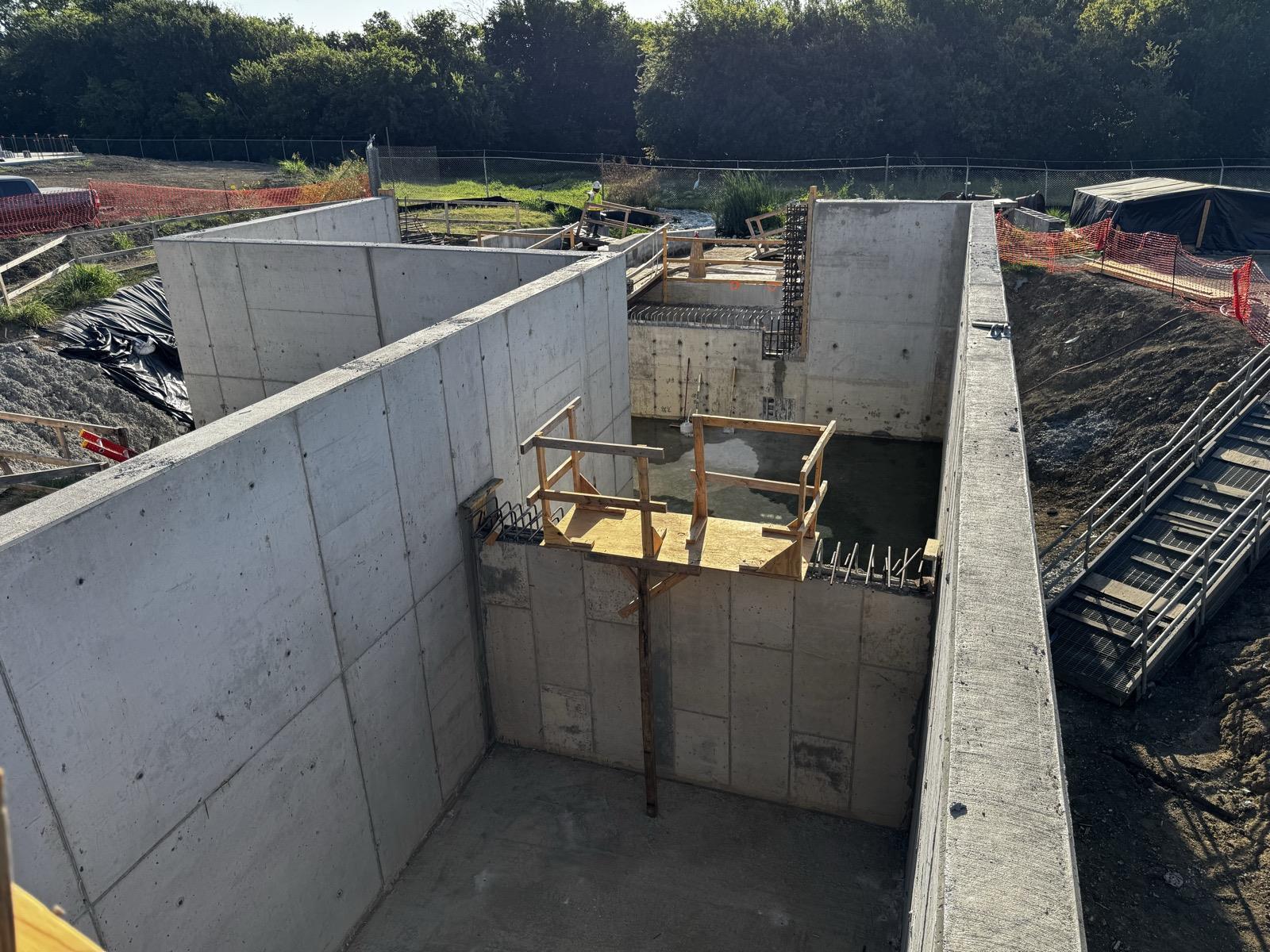 Cast-in-place outfall wall at the UTRWD Doe Branch water reclamation project instrumented with SensyCast maturity sensors
